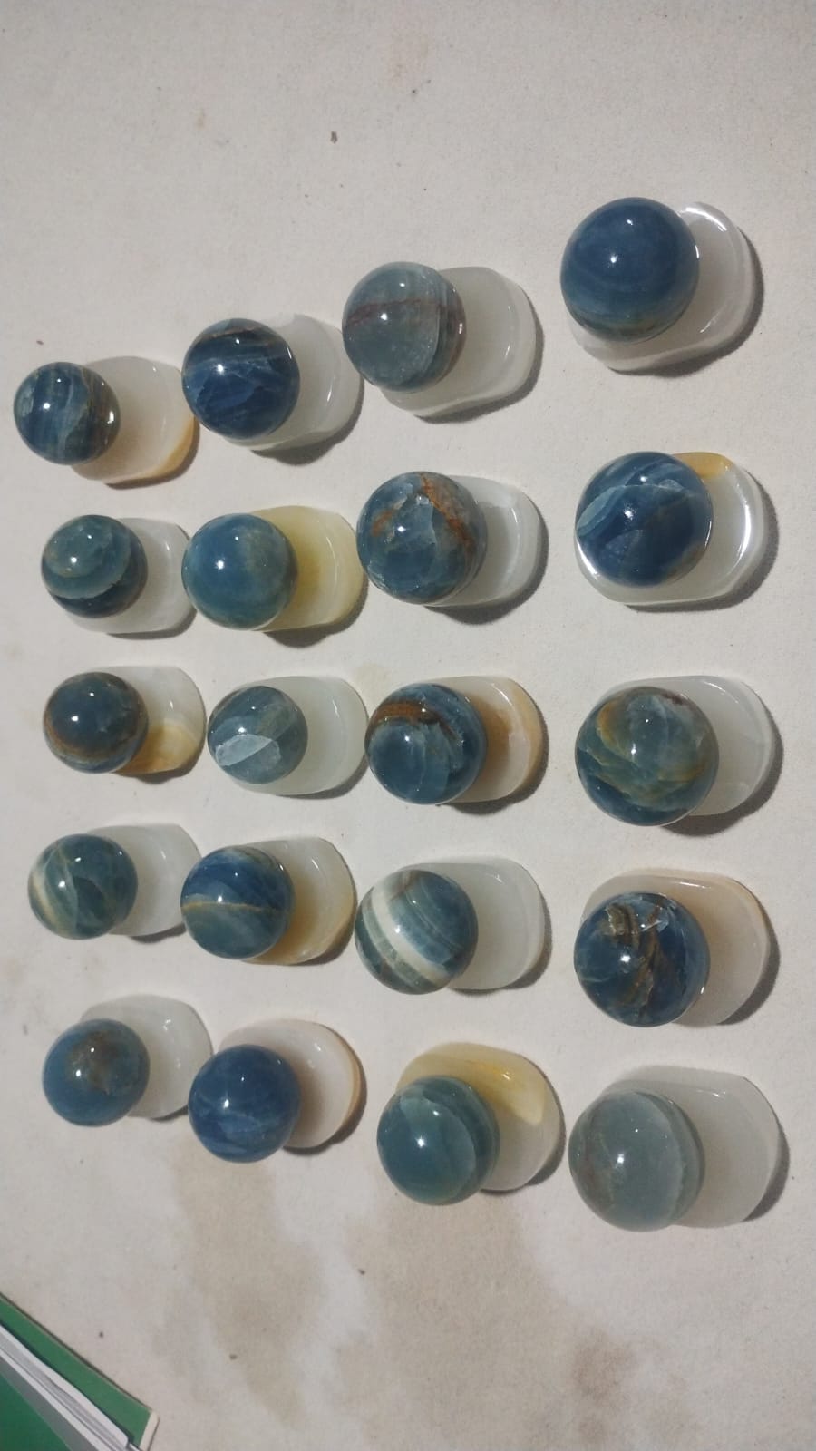 Esferas de piedra azul